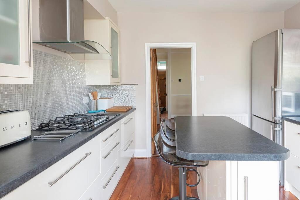 Spacious House - 2 Double Rooms - Street Parking - Garden Bath Bagian luar foto