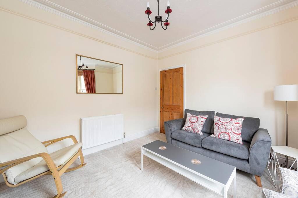 Spacious House - 2 Double Rooms - Street Parking - Garden Bath Bagian luar foto